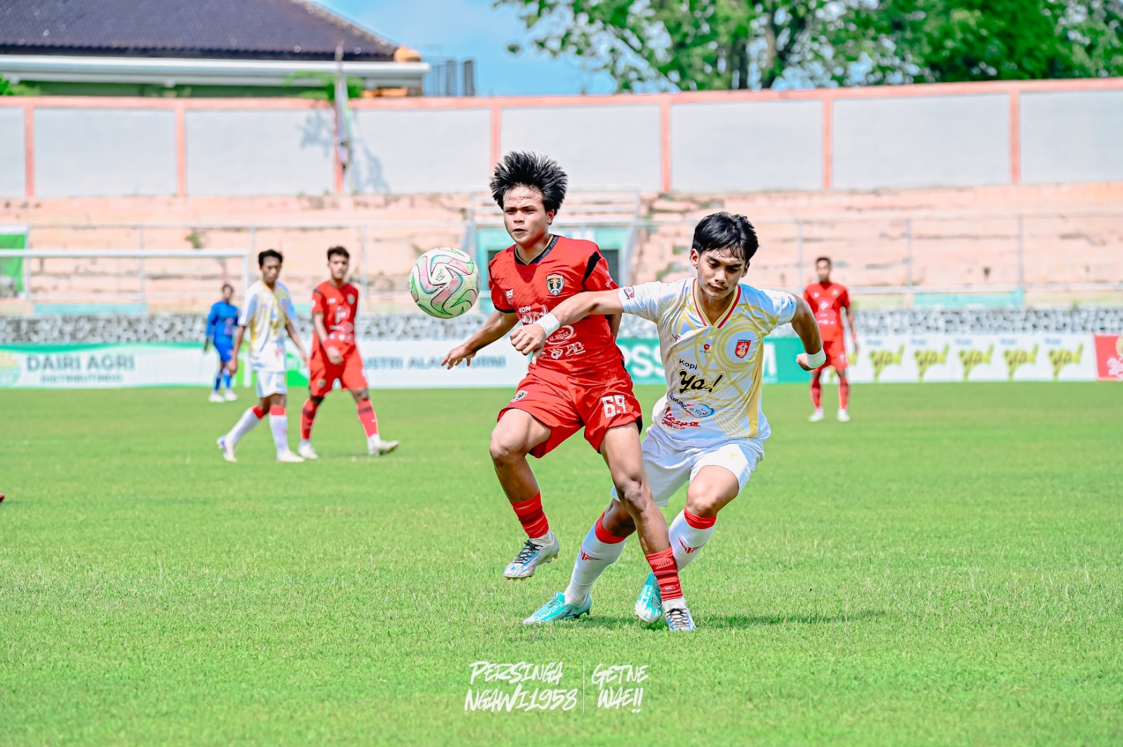BEREBUT BOLA: Salah satu momen pertandingan Persinga Ngawi di Liga 4 Jatim musim ini. FOTO: PERSINGA NGAWI UNTUK JAWA POS RADAR NGAWI