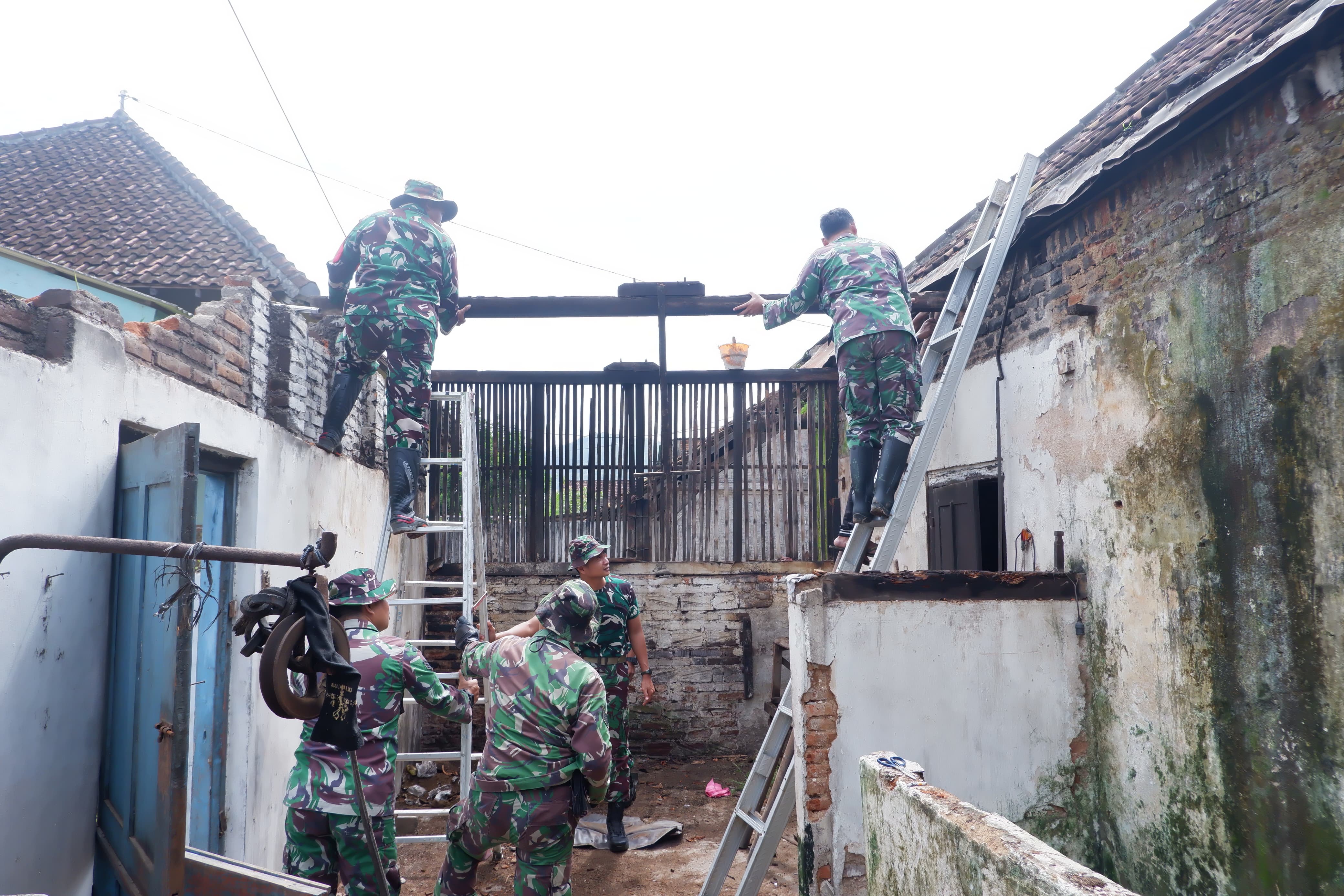 BERSIHKAN PUING: Personel Kodim 0801 Pacitan bersama warga membersihkan puing bangunan rusak pascagempa magnitudo 6,4 di sejumlah titik terdampak. FOTO: ISTIMEWA