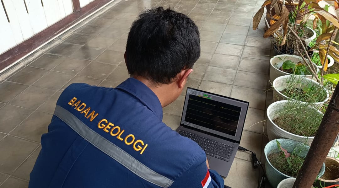 KAJI TANAH: Tim Badan Geologi Kementerian ESDM melakukan pengukuran mikrotremor di Desa Menadi, Pacitan, untuk memetakan kerentanan wilayah pascagempa. FOTO: ISTIMEWA