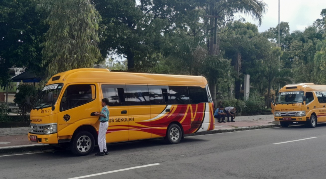 PROGRAM PUSAT: Angkutan sekolah gratis di Ngawi tahun ini masih berjalan seperti tahun lalu dan melayani pelajar di sejumlah rute utama. ASEP SYAEFUL BACHRI/JAWA POS RADAR NGAWI