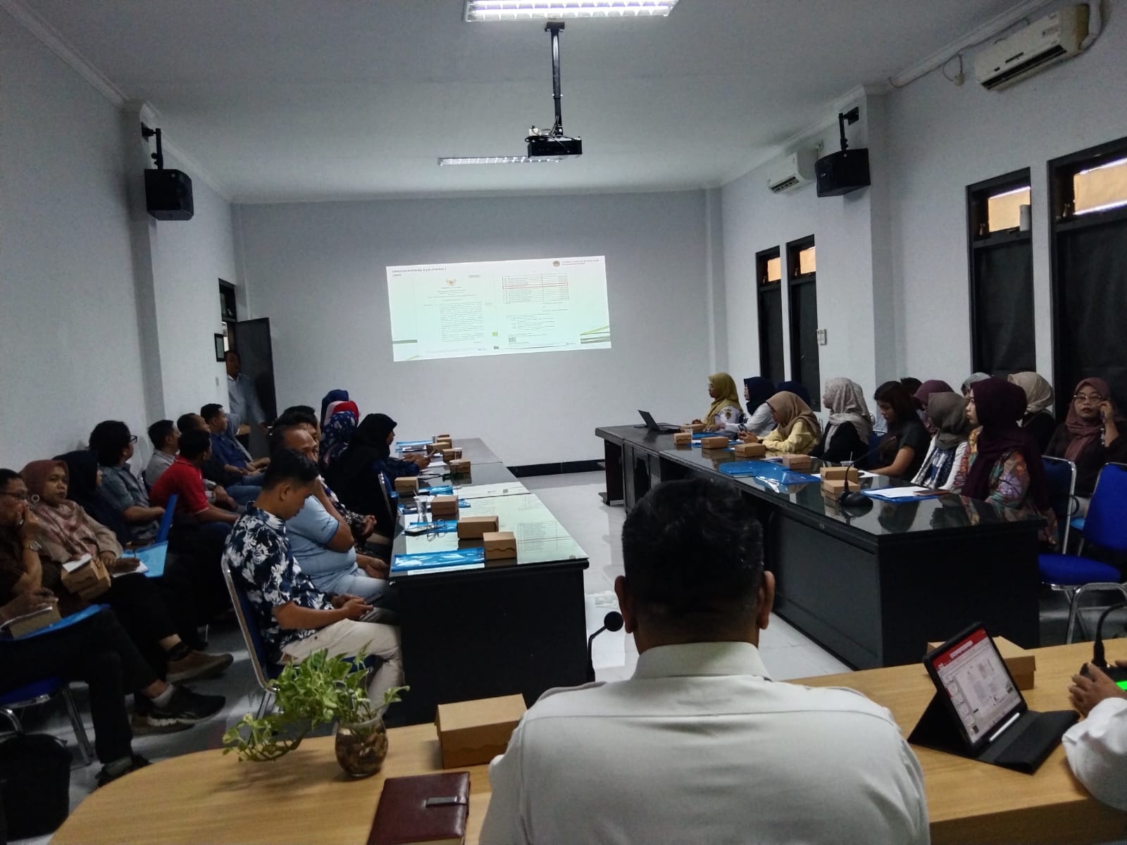 MONITORING: Disnakerin Kabupaten Madiun melakukan sosialisasi penerapan UMK 2026 kepada perusahaan, sekaligus membuka layanan pengaduan pekerja. FOTO: ISTIMEWA