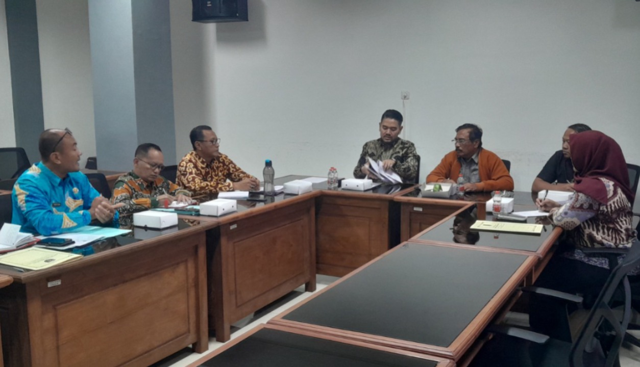 HEARING: Komisi IV DPRD Ngawi menggelar rapat dengar pendapat dengan DLH Ngawi untuk mengklarifikasi isu dugaan pungli uang pemotongan pohon peneduh. FOTO: ASEP SYAEFUL BACHRI/JAWA POS RADAR NGAWI