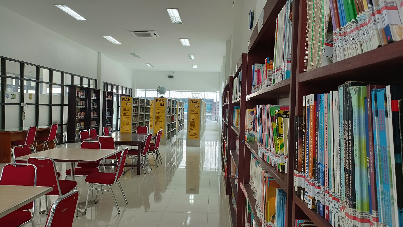 TERTATA RAPI: Ruang baca Perpusda Pacitan tetap tertata, meski kunjungan 2025 turun 2.716 dibandingkan 2024. FOTO: NUR CAHYONO/RADAR PACITAN