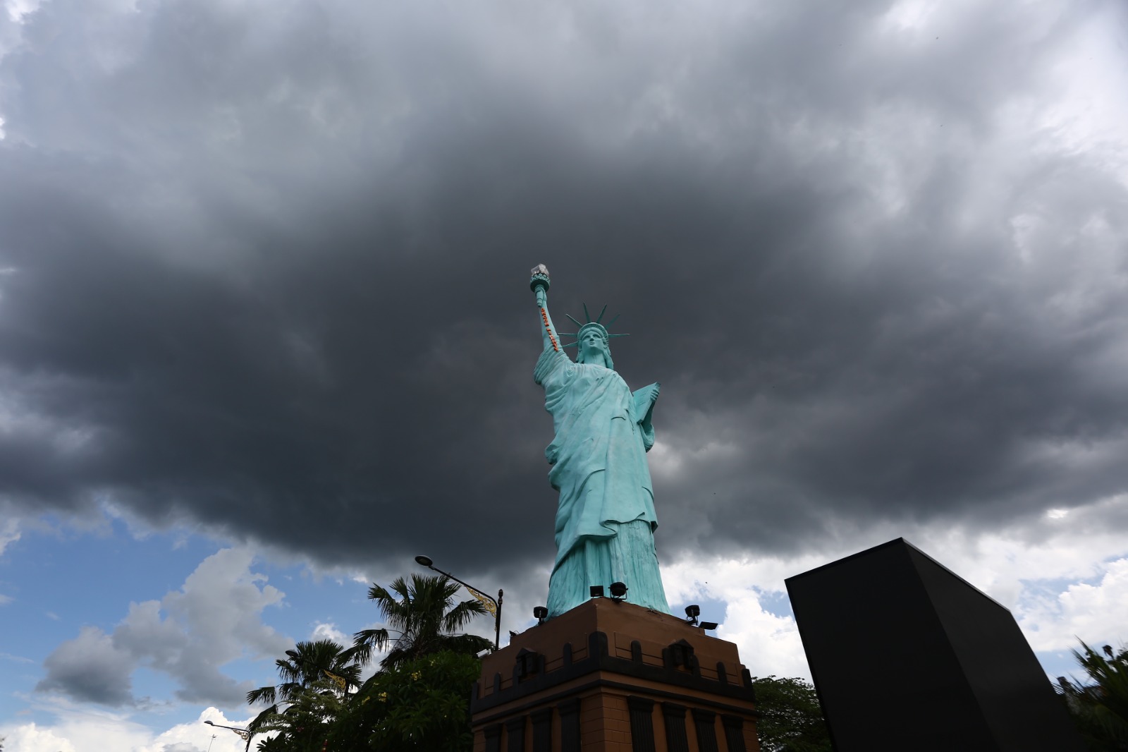 MENDUNG: Awan cumulonimbus menyelimuti wilayah Madiun, pertanda potensi hujan lebat dan angin kencang di puncak musim hujan. ILUSTRASI FOTO: BAGAS BIMANTARA/JAWA POS RADAR MADIUN