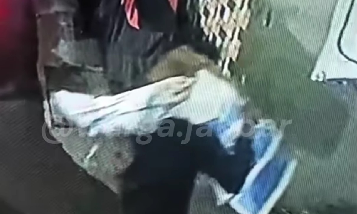 Rekaman CCTV memperlihatkan seseorang menggendong diduga mayat viral di media sosial.
