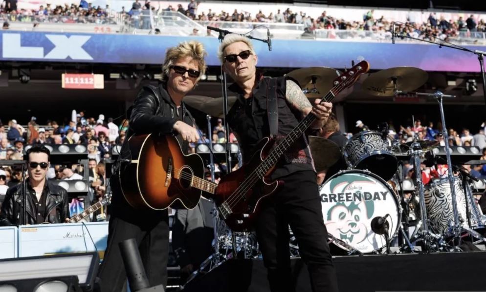 Green Day saat tampil pada Super Bowl LX di Levi&rsquo;s Stadium, California, Minggu (8/2).