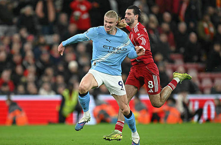 Duel striker Manchester City, Erling Haaland, dengan gelandang Liverpool, Dominik Szoboszlai.