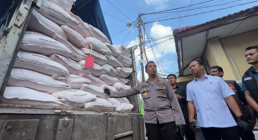 PUPUK SUBSIDI ILEGAL: Polres Ngawi mengamankan 6 tersangka asal Lamongan dan menyita 10 ton pupuk subsidi Urea serta NPK Phonska yang diduga diselewengkan. ASEP SYAEFUL/RADAR NGAWI