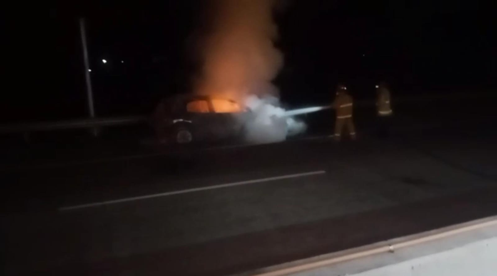 MOBIL TERBAKAR: Mobil Ford EcoSport terbakar di ruas Tol Ngawi&ndash;Kertosono KM 611 pada Minggu (8/2) malam. Tidak ada korban jiwa. FOTO: TANGKAPAN LAYAR