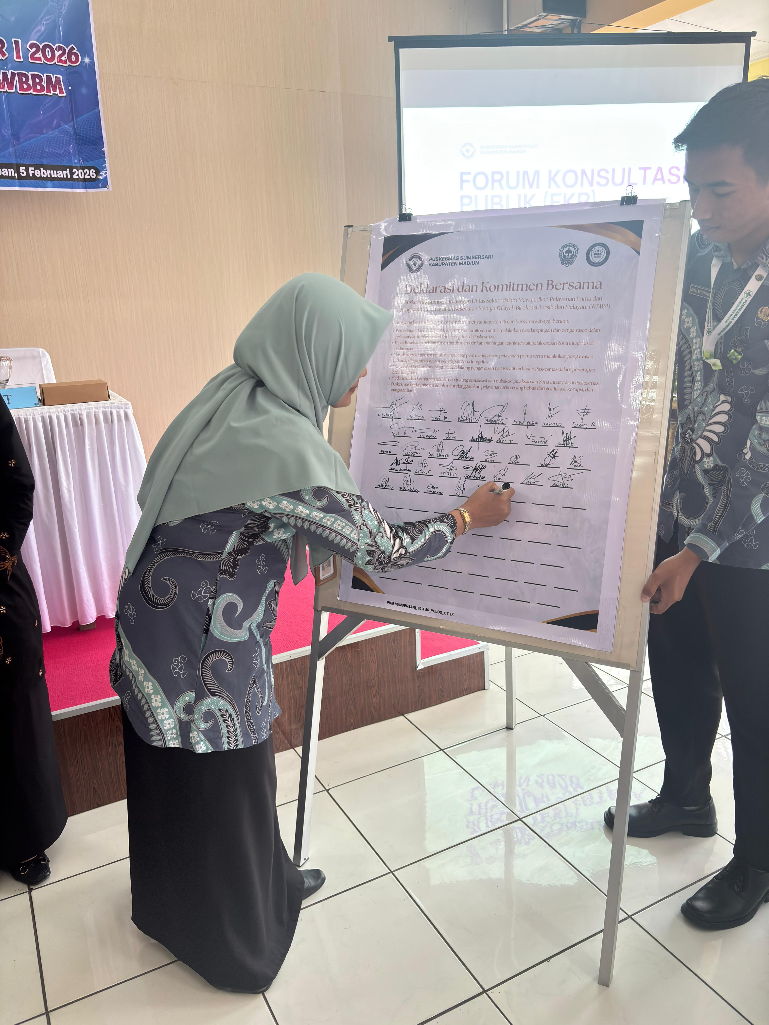 KOMITMEN: Kepala Puskesmas Sumbersari, drg. Sri Rejeki Eka Dayanti menandatangani pakta integritas menuju WBBM.