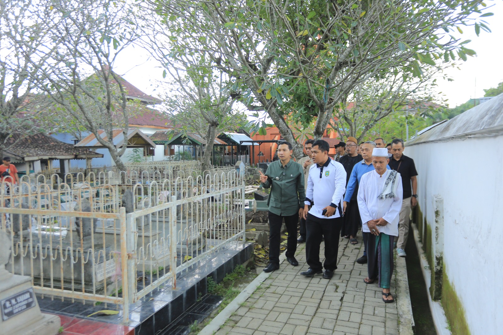 CEK LOKASI: Plt Wali Kota Madiun F Bagus Panuntun meninjau jalur rute wisata religi di kawasan Masjid Kuno Taman sebagai bagian perluasan destinasi PRC. BAGAS BIMANTARA/RADAR MADIUN