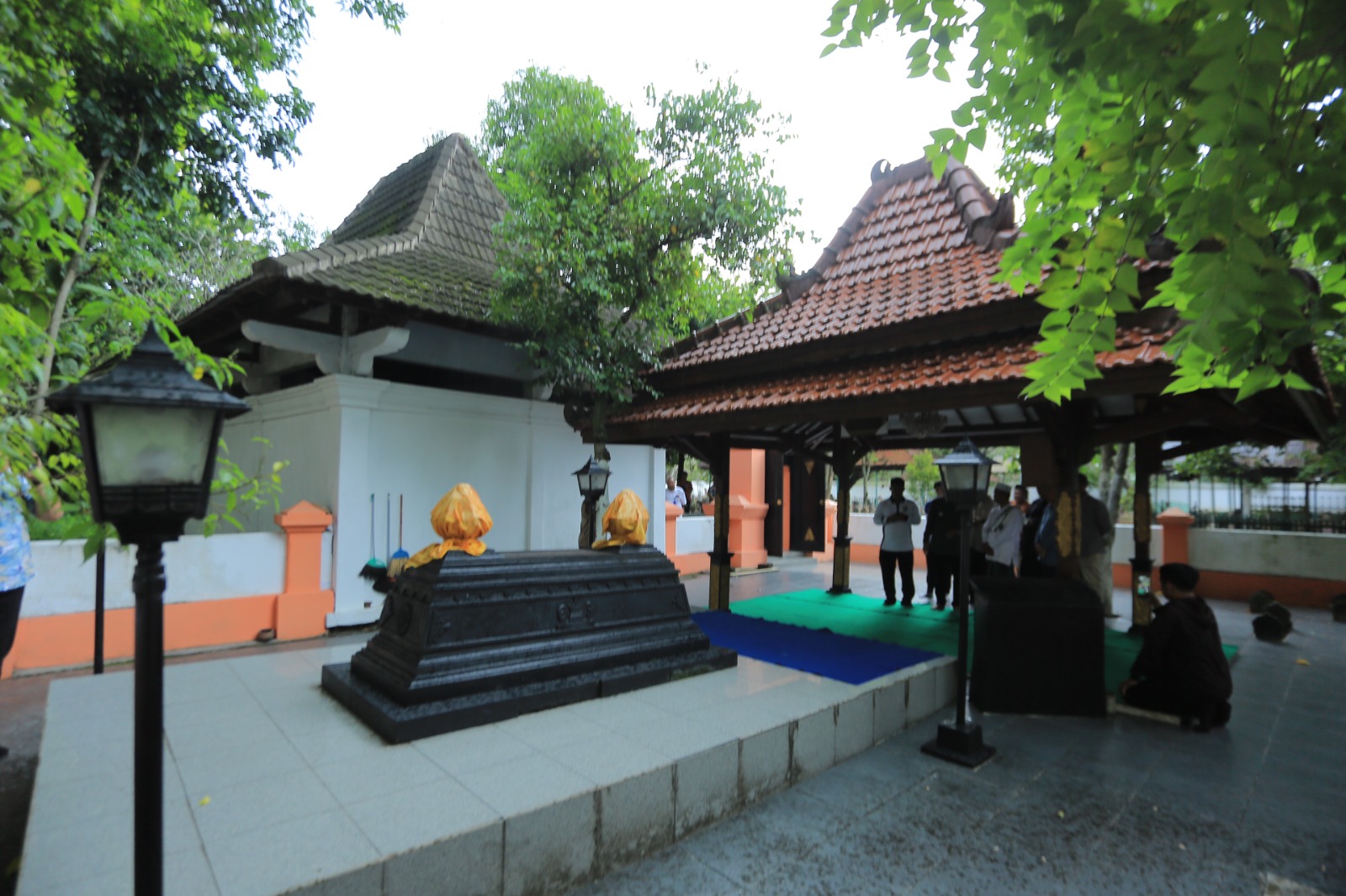 CAGAR BUDAYA: Masjid-Makam Kuno Kuncen dan Taman di Kota Madiun ramai diziarahi peziarah dari berbagai daerah, terutama saat akhir pekan. BAGAS BIMANTARA/RADAR MADIUN