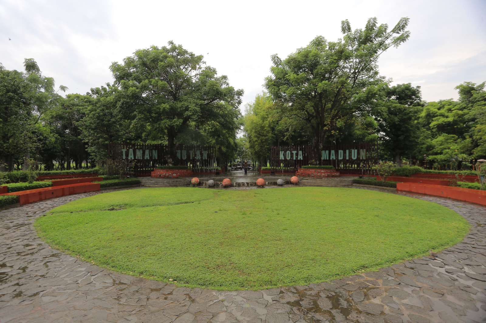 RUANG TERBUKA HIJAU: Kawasan Hutan Kota di Kelurahan Patihan menjadi salah satu destinasi favorit warga Kota Madiun saat akhir pekan. FOTO: BAGAS BIMANTARA/RADAR MADIUN