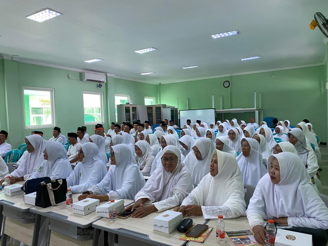 TAMU ALLAH: Calon jemaah haji Kota Madiun mengikuti pembekalan manasik di MAN 1 Madiun sebagai persiapan sebelum berangkat ke Tanah Suci. FOTO: ERLITA H/RADAR MADIUN