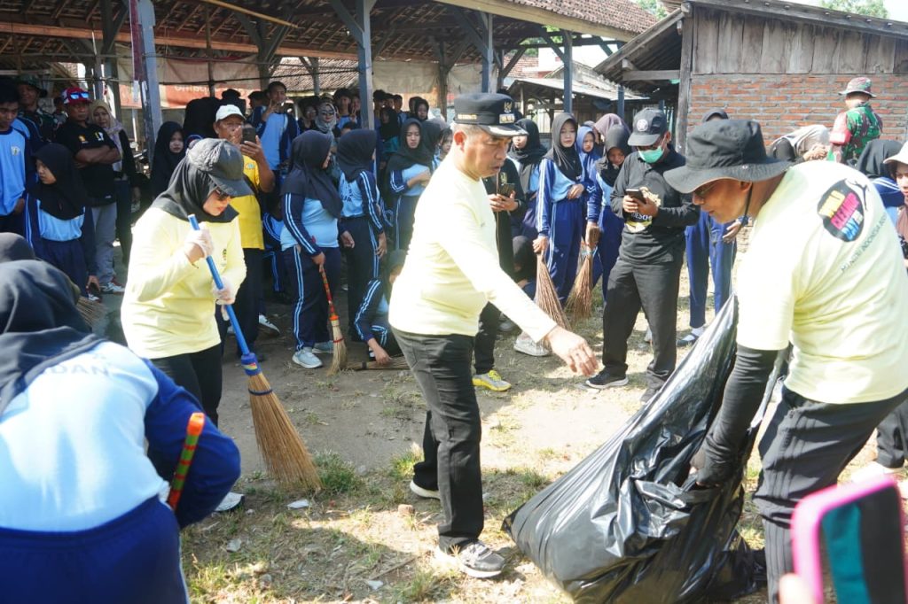BERSIH-BERSIH: DLH Kabupaten Madiun memfinalisasi draf Perbup Jumat Bersih sebagai payung hukum gerakan korve serentak tiap pekan. FOTO: DOK RADAR MADIUN