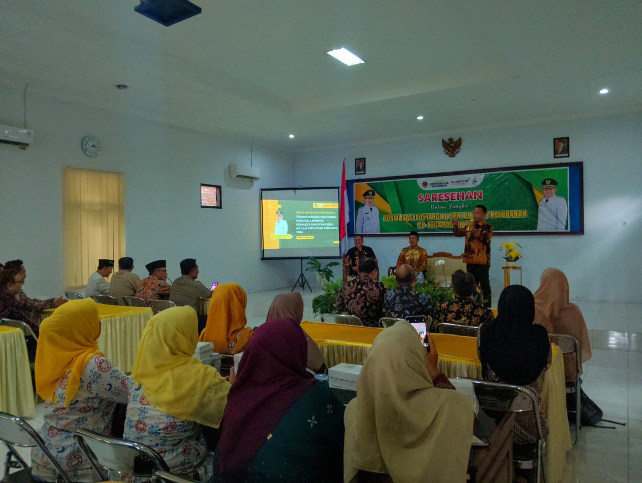 BEBER: Bupati Madiun Hari Wuryanto bersama Wakil Bupati dr Purnomo Hadi memberikan sosialisasi Posyandu 6 SPM kepada aparat desa dan kader posyandu. FOTO: LODITYA FERNANDES/RADAR MADIUN