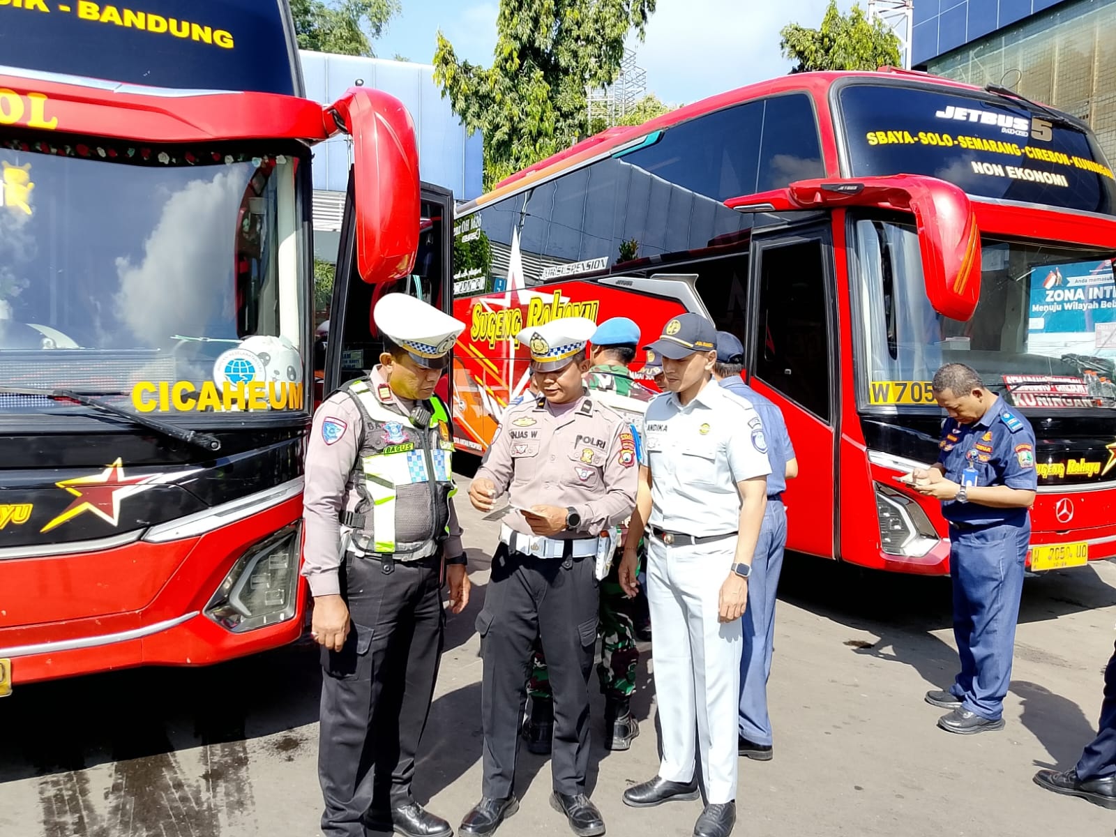 LAYAK JALAN: Satlantas Polres Magetan bersama Dishub melakukan ramp check terhadap bus yang masuk di Terminal Maospati. FOTO: SATLANTAS POLRES MAGETAN