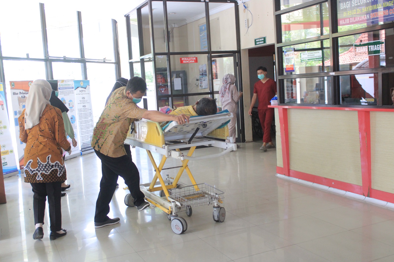 LAYANI PASIEN: RSUD dr Sayidiman Magetan tetap memberikan pelayanan kepada pasien, termasuk peserta PBI JKN yang baru diketahui nonaktif saat datang berobat. DOK RADAR MAGETAN