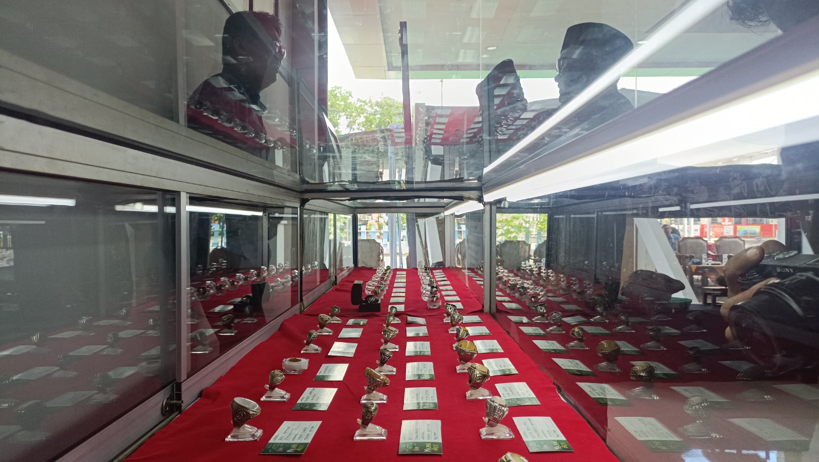 BATU PERMATA: Sejumlah batu akik terpajang dalam pameran di Perpusda Pacitan, upaya pegiat membangkitkan kembali pamor akik. NUR CAHYONO/RADAR PACITAN