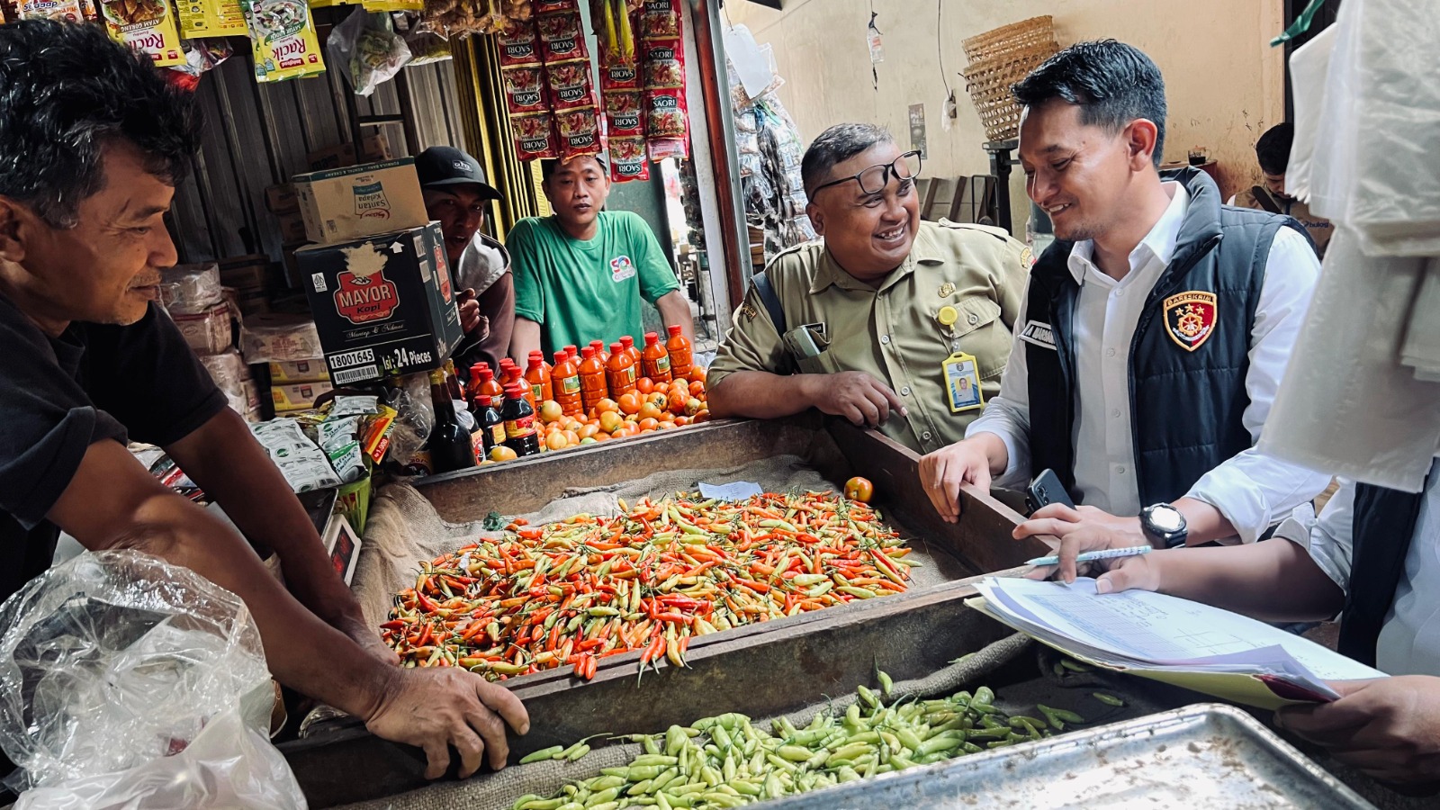 CEK BAPOKTING: Satgas Pangan Polres Ngawi bersama DPPTK sidak Pasar Walikukun, Widodaren, untuk memastikan stok aman jelang Ramadan. ASEP SYAEFUL/RADAR NGAWI
