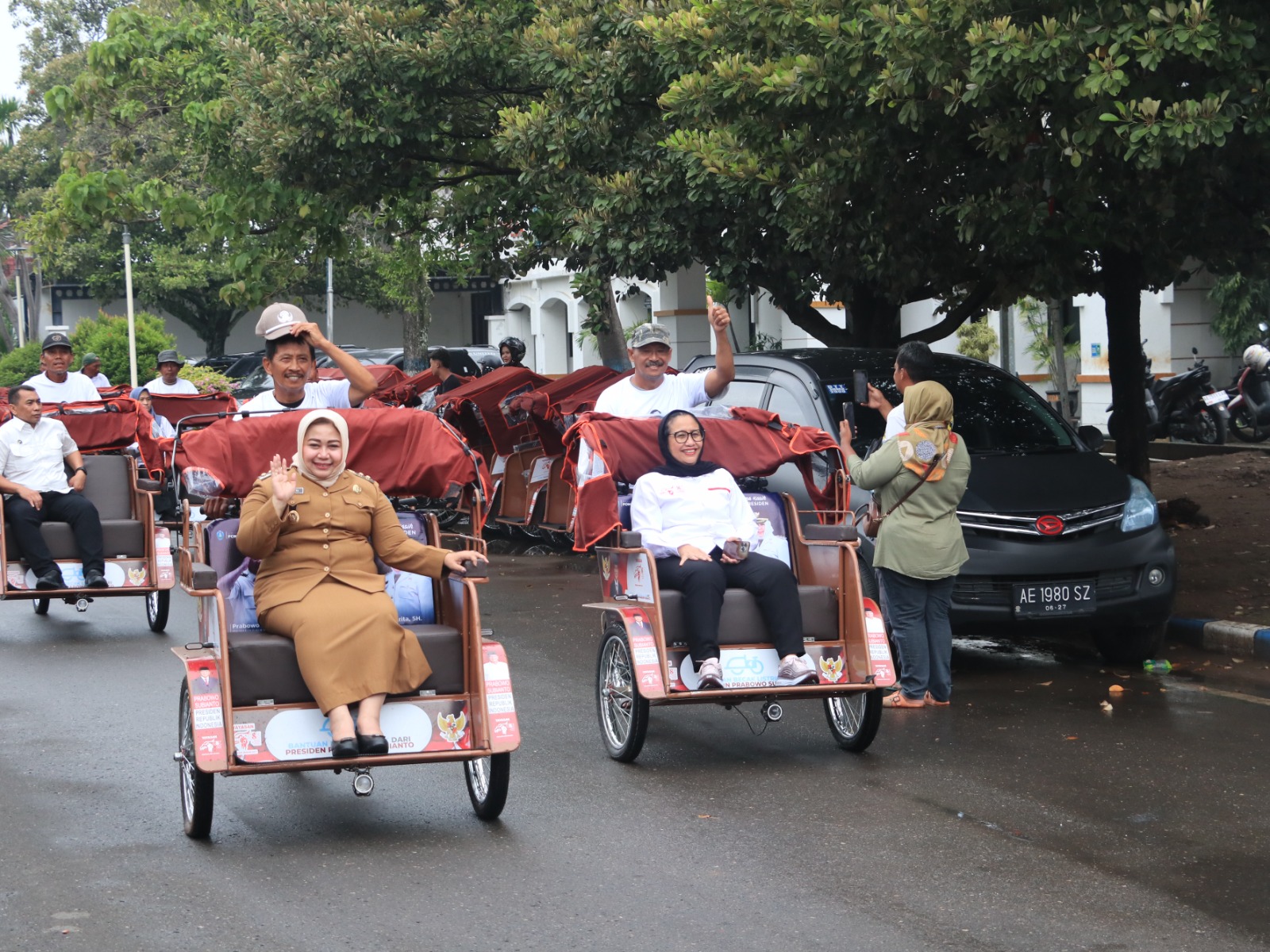 BANTUAN PRESIDEN: Plt Bupati Ponorogo Lisdyarita menyerahkan bantuan 200 becak listrik dari Presiden Prabowo kepada tukang becak di Ponorogo, Senin (9/2). SUGENG DWI N/RADAR PONOROGO