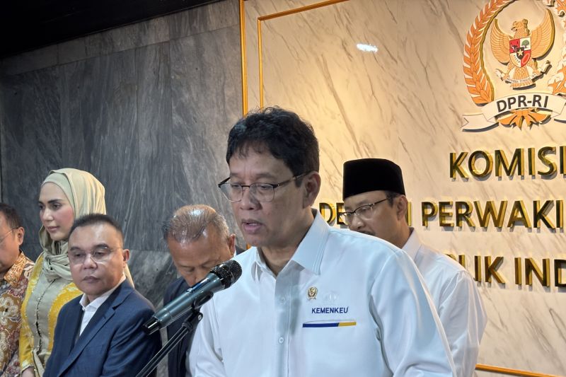Menteri Keuangan Purbaya Yudhi Sadewa menjawab pertanyaan wartawan saat ditemui di Kompleks Parlemen, Jakarta, Senin (9/2).