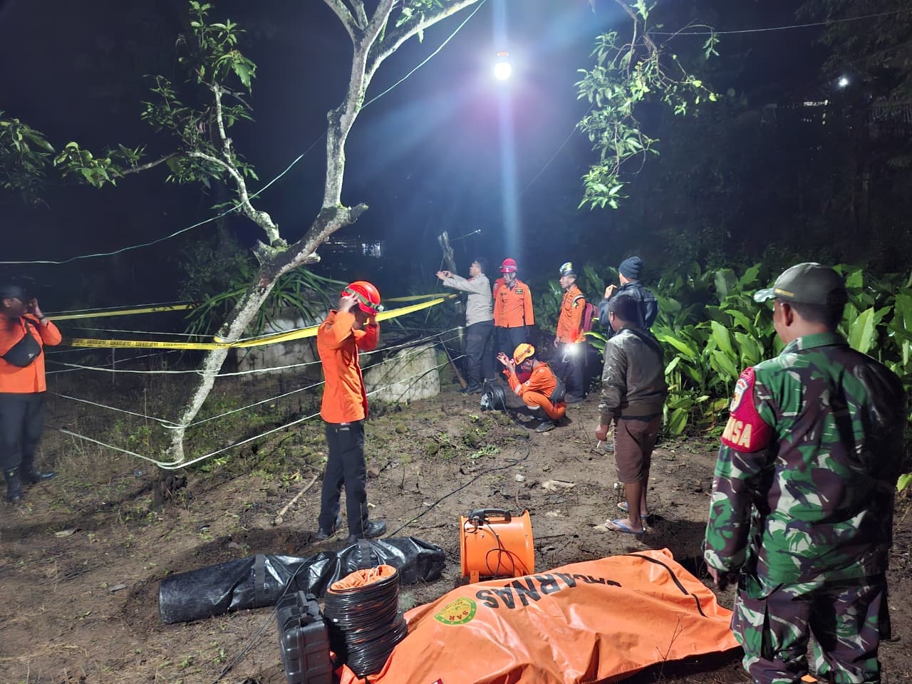 EVAKUASI SUMUR TUA: Basarnas Trenggalek, BPBD Ponorogo, dan polisi mengevakuasi jasad remaja 14 tahun yang ditemukan mengambang di sumur tua Desa Bulu Lor, Jambon.