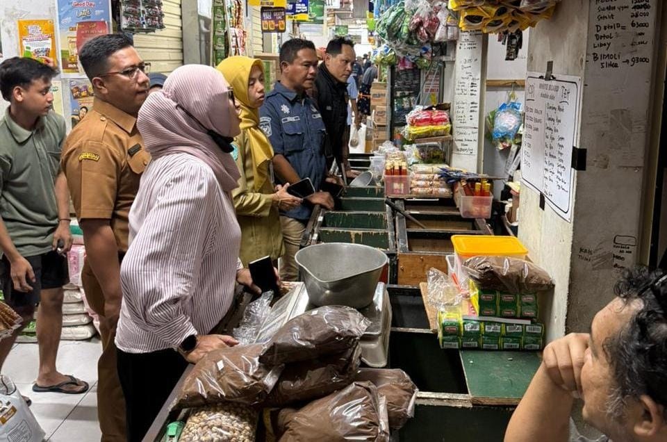 Petugas Satgas Saber Pelanggaran Harga, Keamanan dan Mutu Pangan Ponorogo memantau harga bapokting di Pasar Legi jelang Ramadan. SUGENG DWI N/RADAR PONOROGO