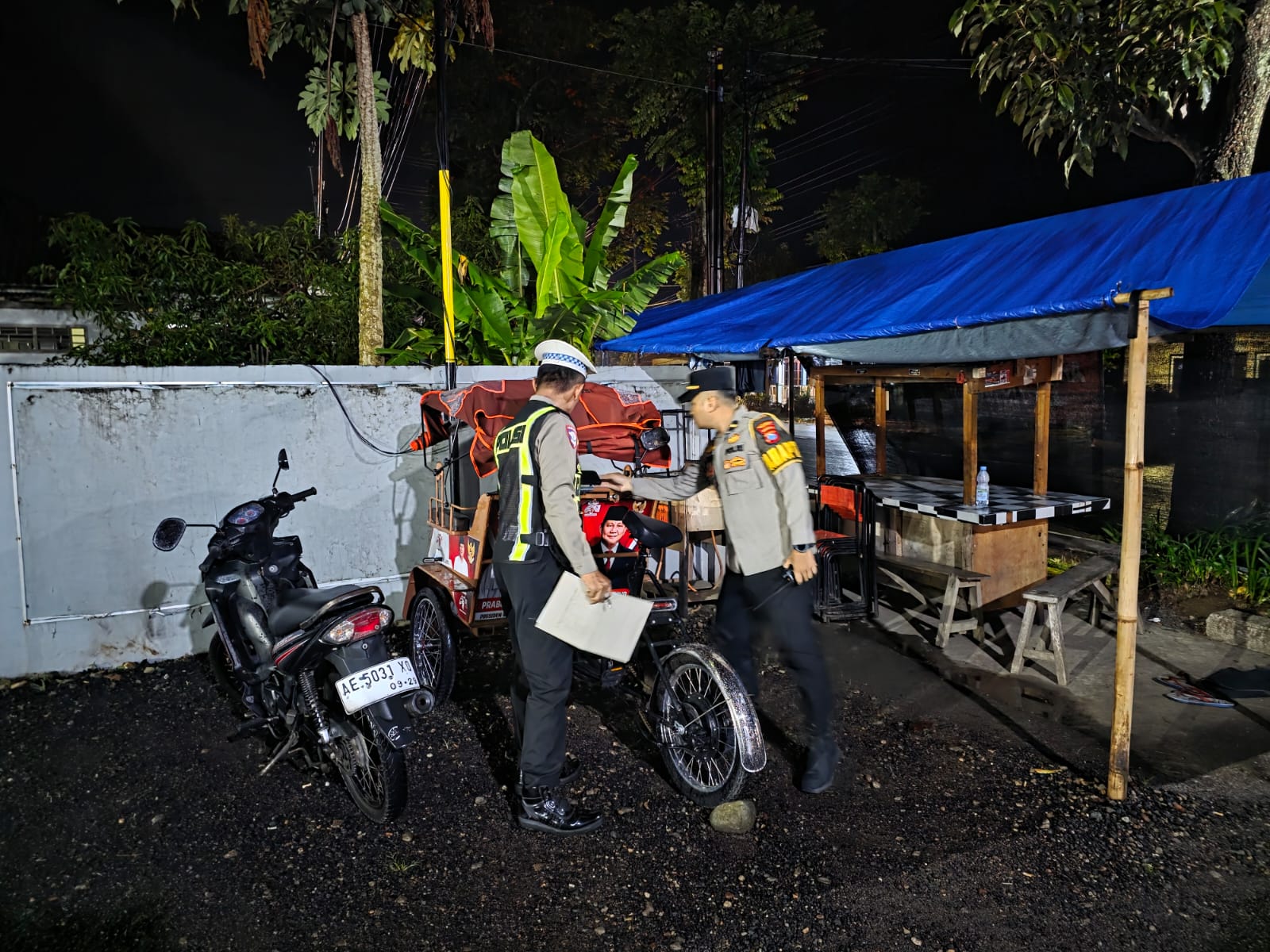 Becak listrik bantuan Presiden Prabowo terlibat kecelakaan dengan sepeda motor di Jalan Tentara Pelajar, Desa Nanggungan, Pacitan. NUR CAHYONO/RADAR PACITAN