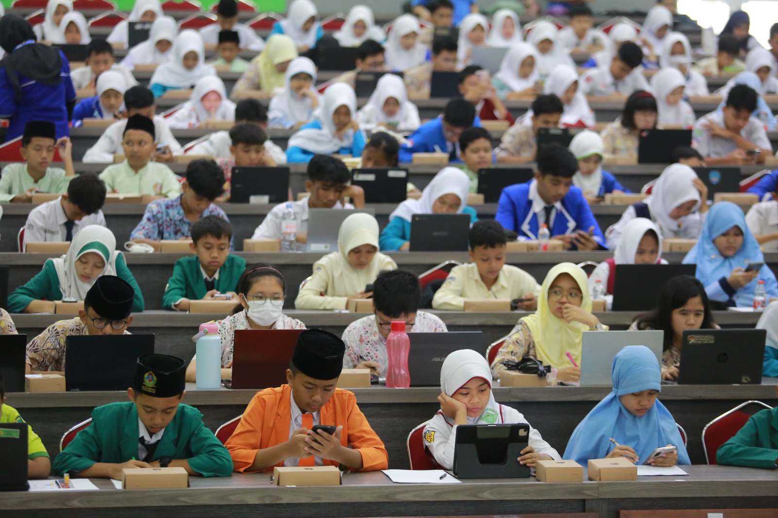 TES KOMPETENSI: Ratusan pelajar SD/MI hingga SMP/MTs mengikuti final TKA Challenge Radar Madiun x Genza Education di Aula Unmer Madiun, Selasa (10/2). BAGAS BIMANTARA/RADAR MADIUN