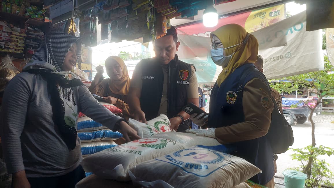 SIDAK PASAR: Tim Satgas Pangan Kabupaten Madiun mengecek harga bapokting di Pasar Sayur Caruban, Selasa (10/2). DIAN RAHAYU/RADAR MADIUN
