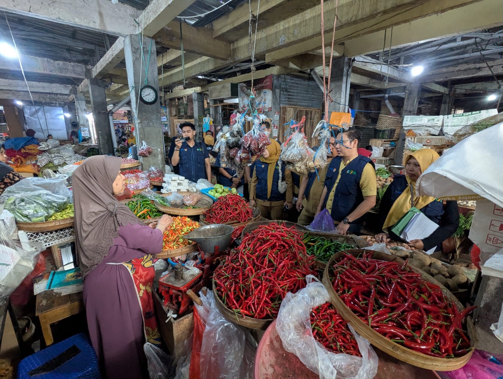 CEK HARGA: Satgas Saber Pangan meninjau dinamika harga bapokting di pasar tradisional Magetan, Selasa (10/2). AJI PUTRA/RADAR MAGETAN
