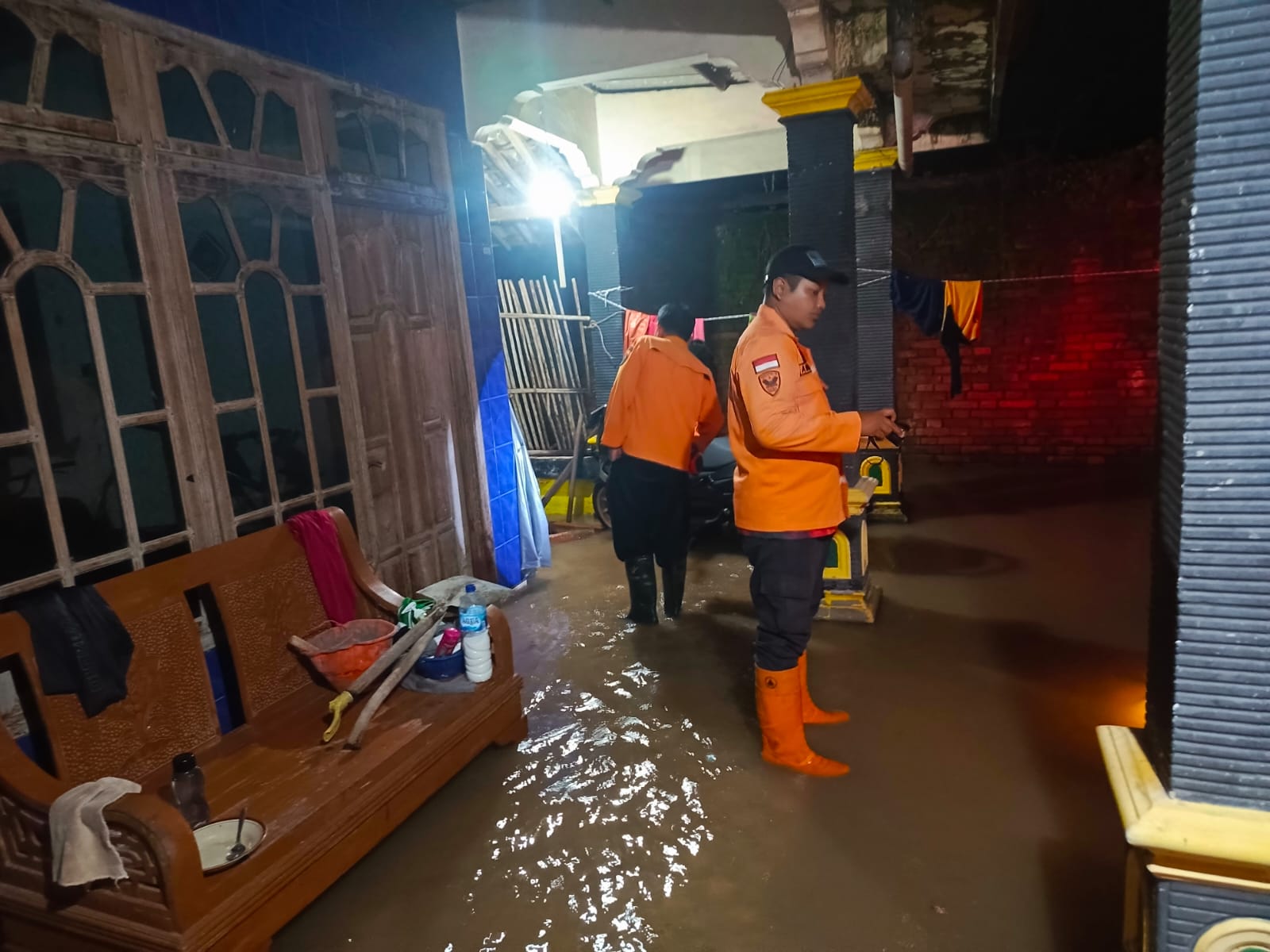 BANJIR LUAPAN: Sungai di Desa Crabak, Slahung meluap hingga menggenangi permukiman warga, Senin petang (9/2). SUGENG DWI N/RADAR PONOROGO