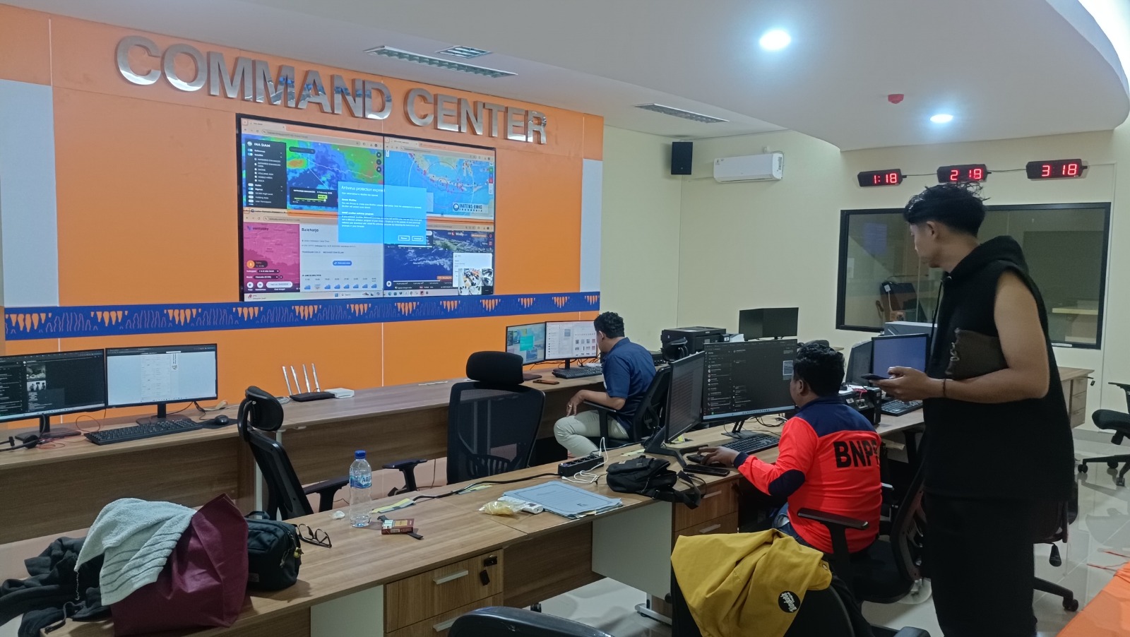 KESIAPSIAGAAN: Sejumlah petugas BPBD Pacitan di ruang kerja beberapa waktu lalu. Gempa kembali terjadi Senin (9/2) malam. NUR CAHYONO/RADAR PACITAN