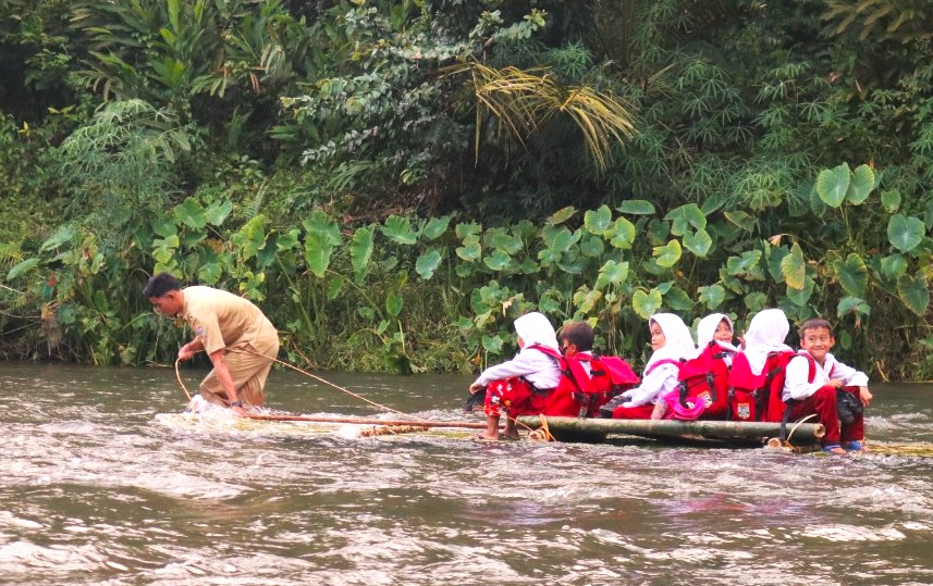 Guru dan murid SDN 2 Muara Kulam menyeberang sungai menuju sekolah.