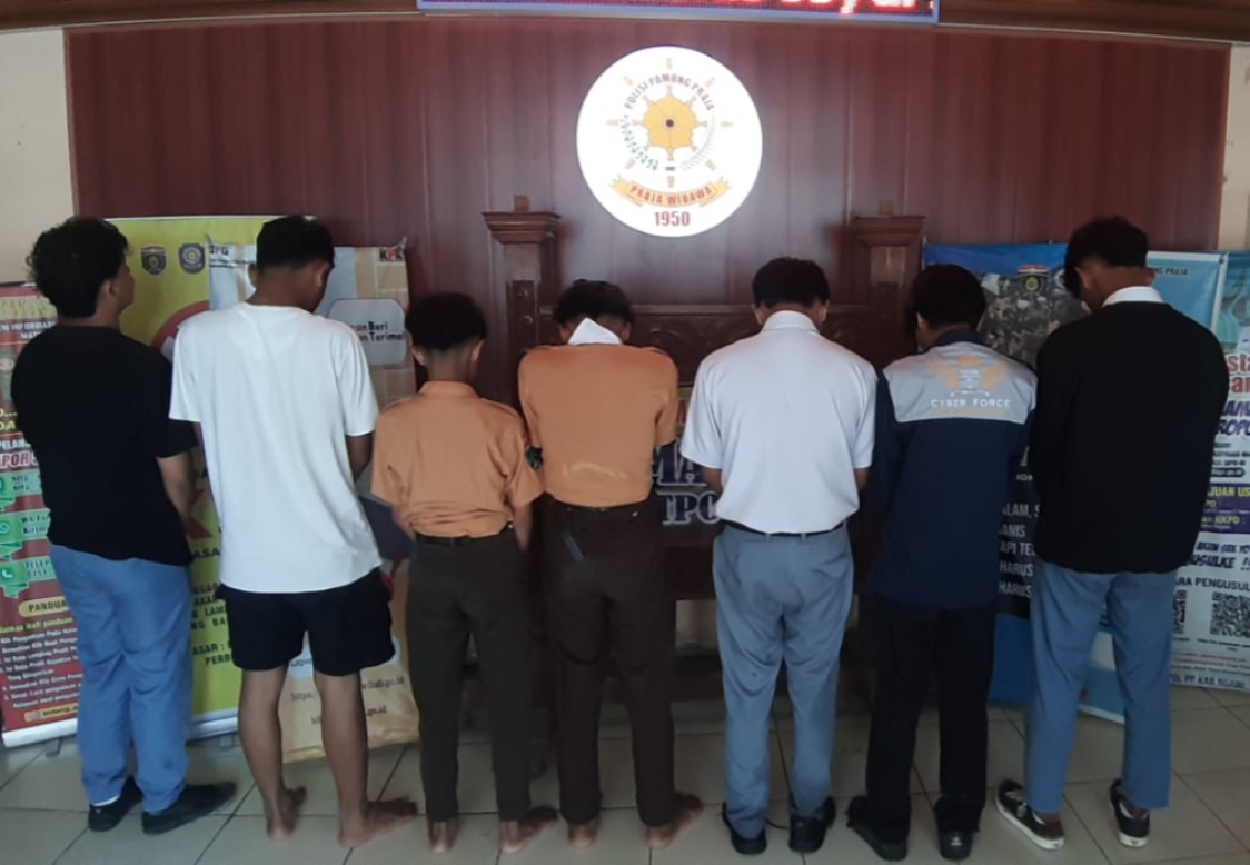 BIAR KAPOK: Tujuh pelajar yang bolos di warung masuk Desa Cangakan, Kasreman, diamankan Satpol PP Ngawi, kemarin (10/2). FOTO: ISTIMEWA