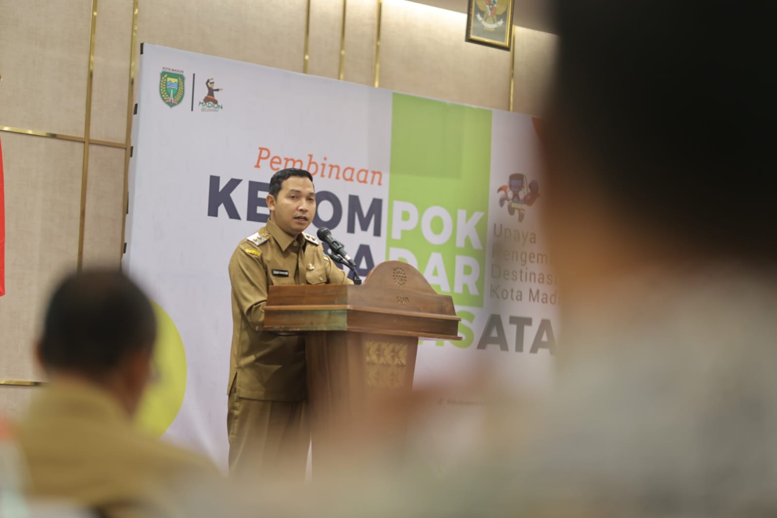 PELAKU WISATA: Plt Wali Kota Madiun F. Bagus Panuntun memberikan pembinaan kepada pokdarwis di Sun Hotel, kemarin (10/2). WS HENDRO DISKOMINFO FOR RADAR MADIUN