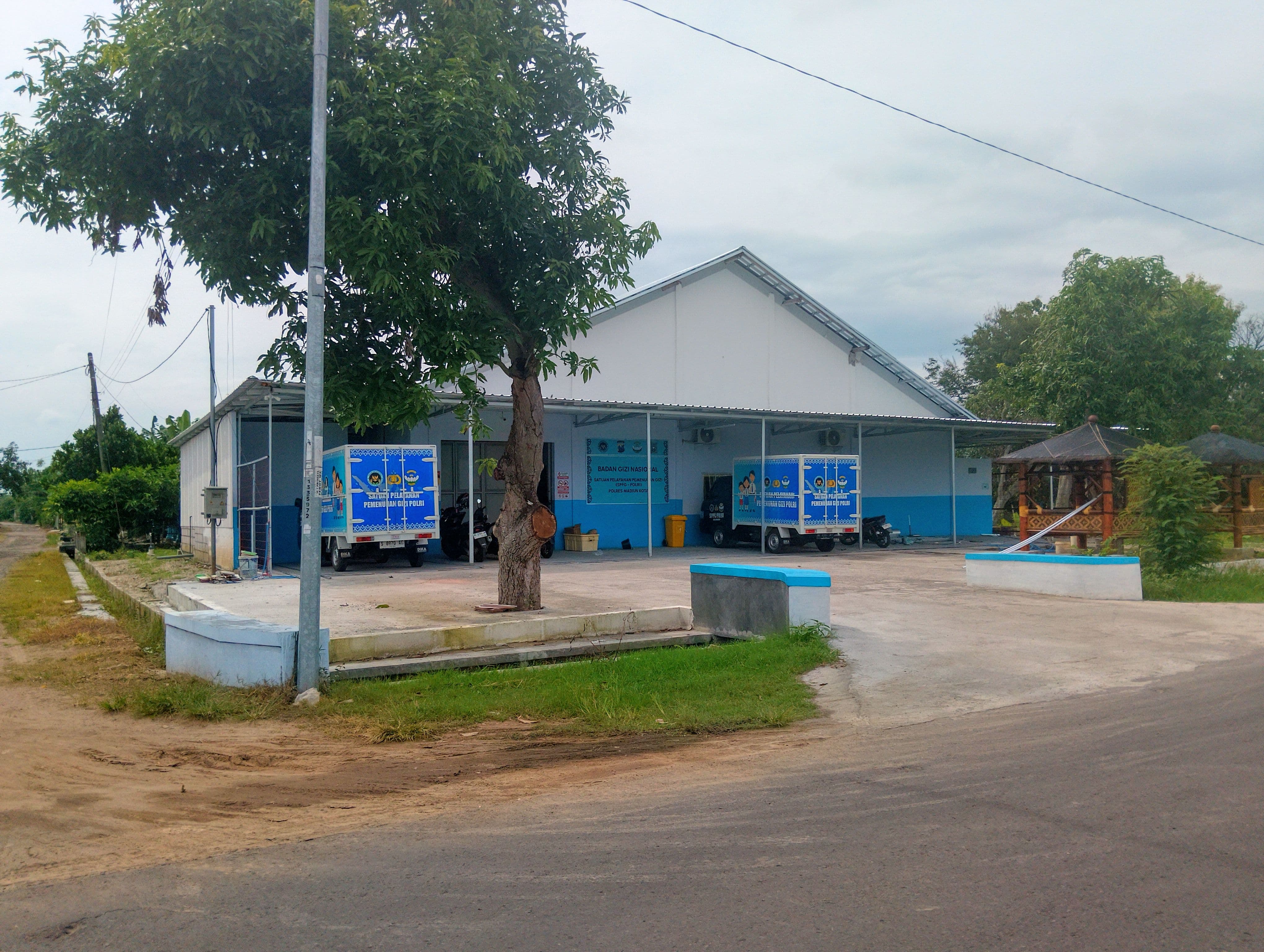BELUM DIBONGKAR: Aktivitas pembangunan masih terlihat di lokasi SPPG Pucangrejo, Sawahan, meski masuk rekomendasi tutup sementara BGN. LODITYA FERNANDES/RADAR MADIUN