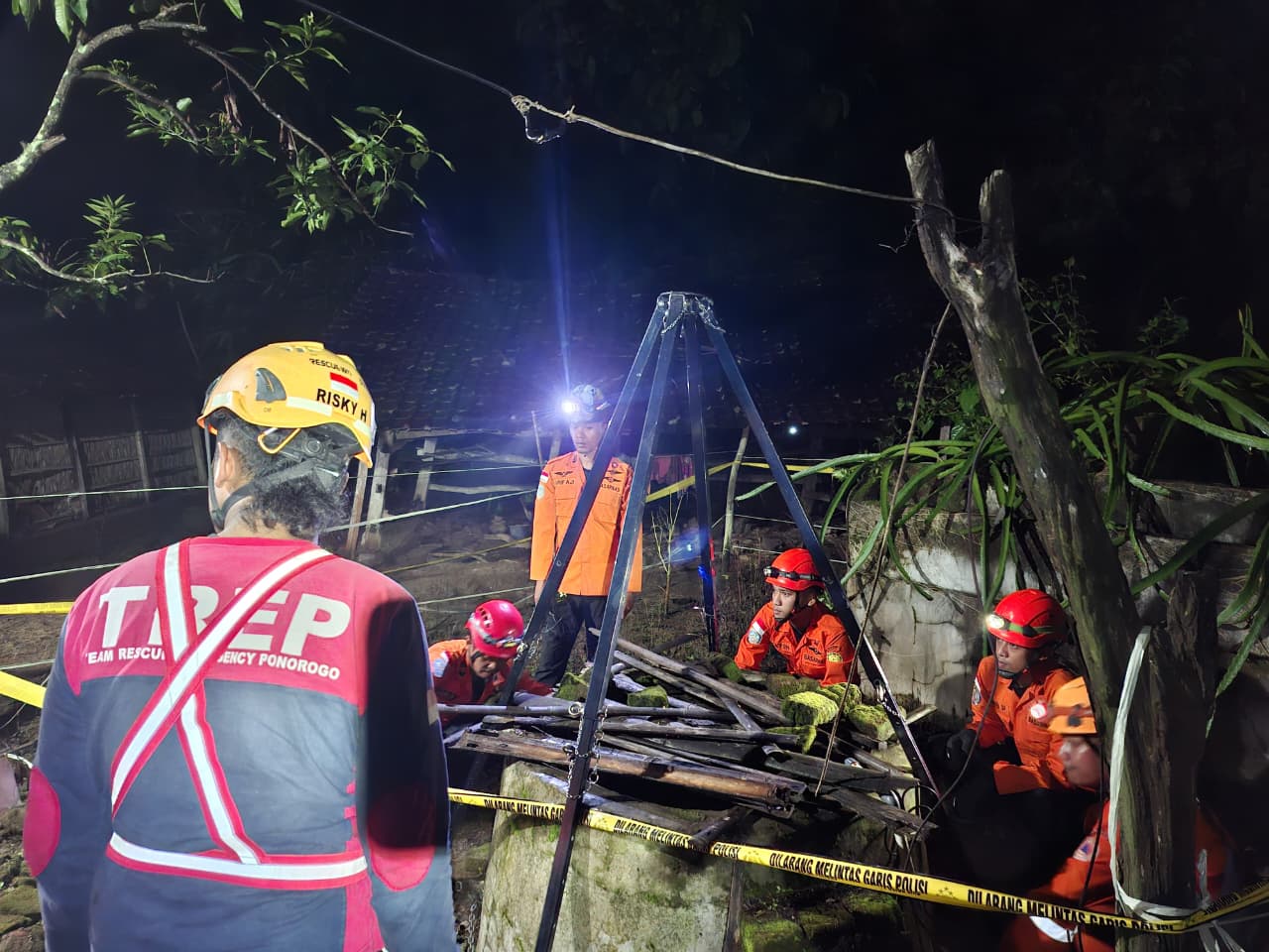 MISTERI: Kondisi sumur tua tempat ditemukan Aji Saputra tewas mengambang, tertutup bambu dan batu bata, di belakang rumahnya. SUGENG DWI N/RADAR PONOROGO