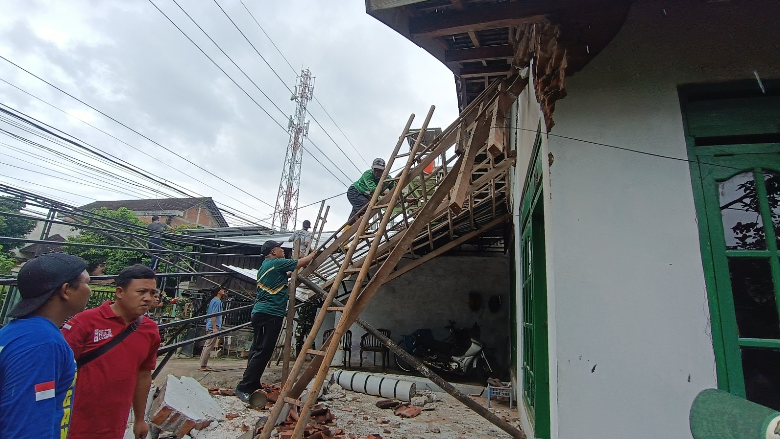 RUSAK: Salah satu rumah warga yang terdampak gempa bumi di Pacitan. Kerusakan mayoritas terjadi pada teras, dapur, dan bangunan tambahan. DOK RADAR PACITAN