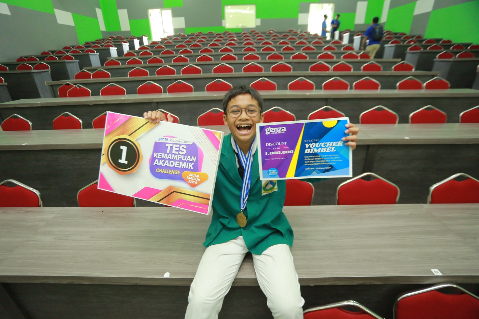 KAMPIUN: Maheswara Putra Dewanto juara I TKA Challenge tingkat SD/MI Radar Madiun x Genza Education di Aula Unmer Madiun, kemarin (10/2). BAGAS BIMANTARA/RADAR MADIUN