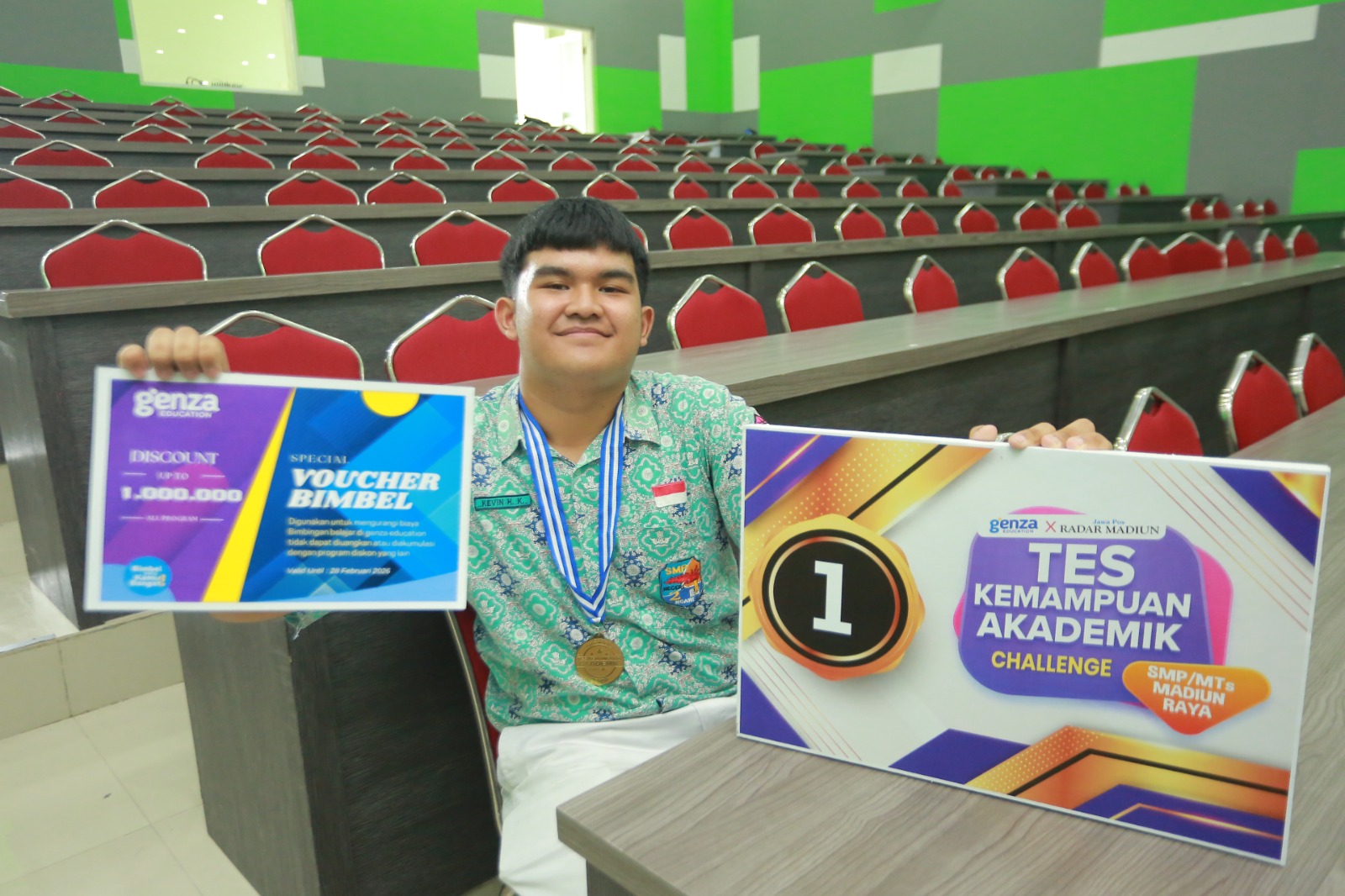 TAK MENGIRA: Kevin Hendrakusuma, siswa SMPN 2 Ngawi, juara I TKA Challenge tingkat SMP/MTs se-Madiun Raya Radar Madiun x Genza Education, kemarin (10/2). BAGAS BIMANTARA/RADAR MADIUN