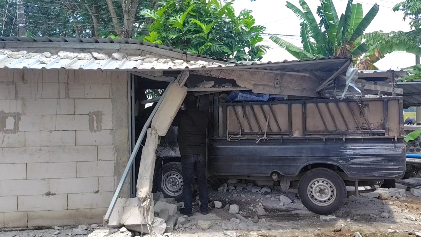 CELAKA: Pikap Mitsubishi L300 ringsek usai menabrak warung kopi di Jalan Raya Paron&ndash;Dawu, Ngawi, Rabu (11/2). FOTO: ASEP SYAEFUL/RADAR NGAWI
