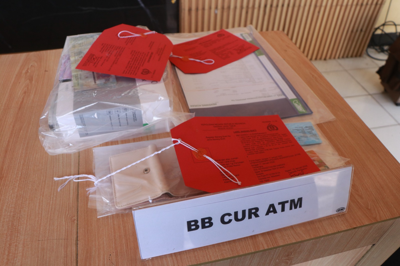 KURAS ISI ATM: Tiga petugas kebersihan Unida Gontor Putri 2 ditangkap usai menguras ATM milik mahasiswi dengan cara menebak PIN. ASEP SYAEFUL/RADAR NGAWI
