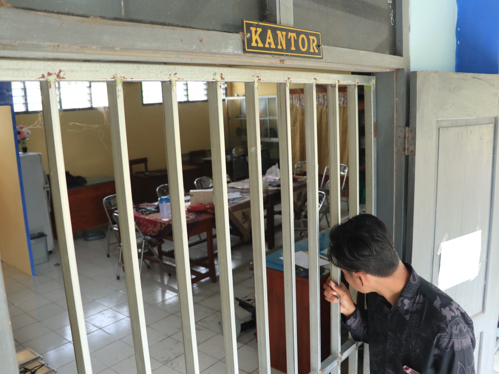 ACAK-ACAKAN: Polisi menangani kasus perusakan dan pencurian di SMK Al-Inabah Babadan. Pelaku meninggalkan sebilah pedang. SUGENG DWI N/RADAR PONOROGO