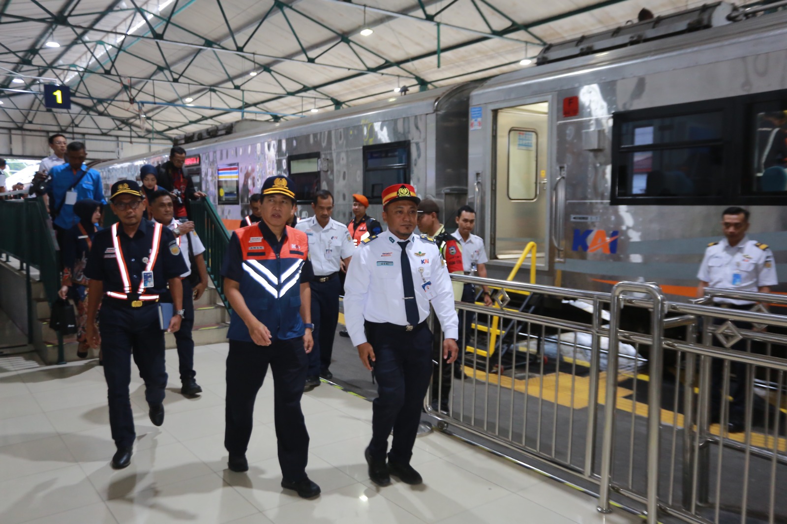 RAMP CHECK: Direksi PT KAI melakukan inspeksi keselamatan di Stasiun Madiun, Rabu (11/2). BAGAS BIMANTARA/RADAR MADIUN