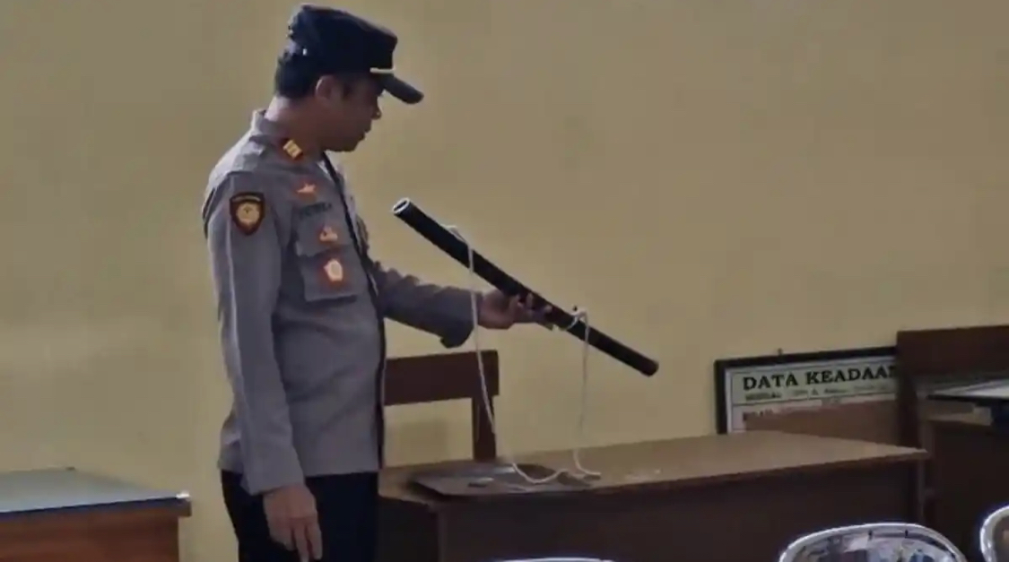 Penemuan Pedang Samurai Diduga Milik Pelaku Pembobolan (TribunJatim.com)