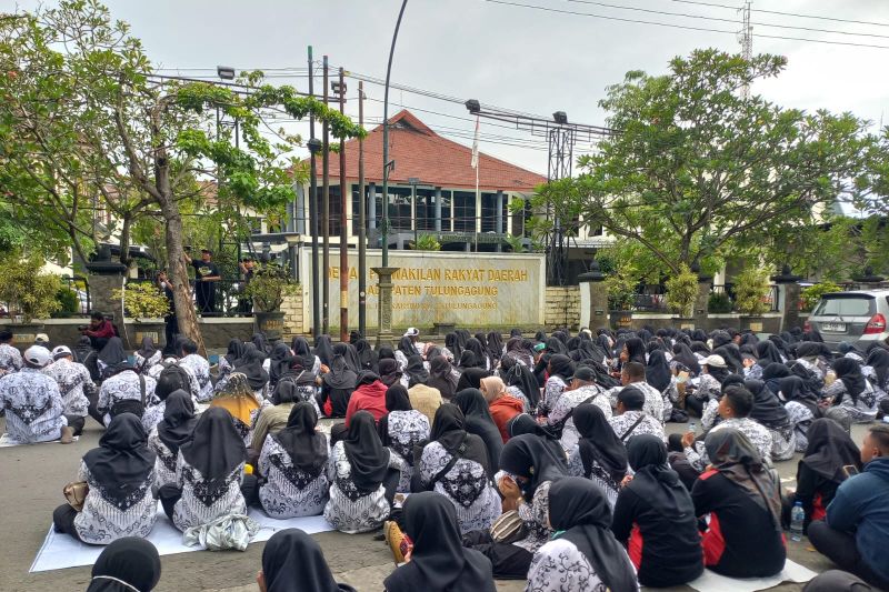 Ratusan guru pegawai pemerintah dengan perjanjian kerja (PPPK) paruh waktu menunggu di luar kantor DPRD Tulungagung, Rabu (11/2).