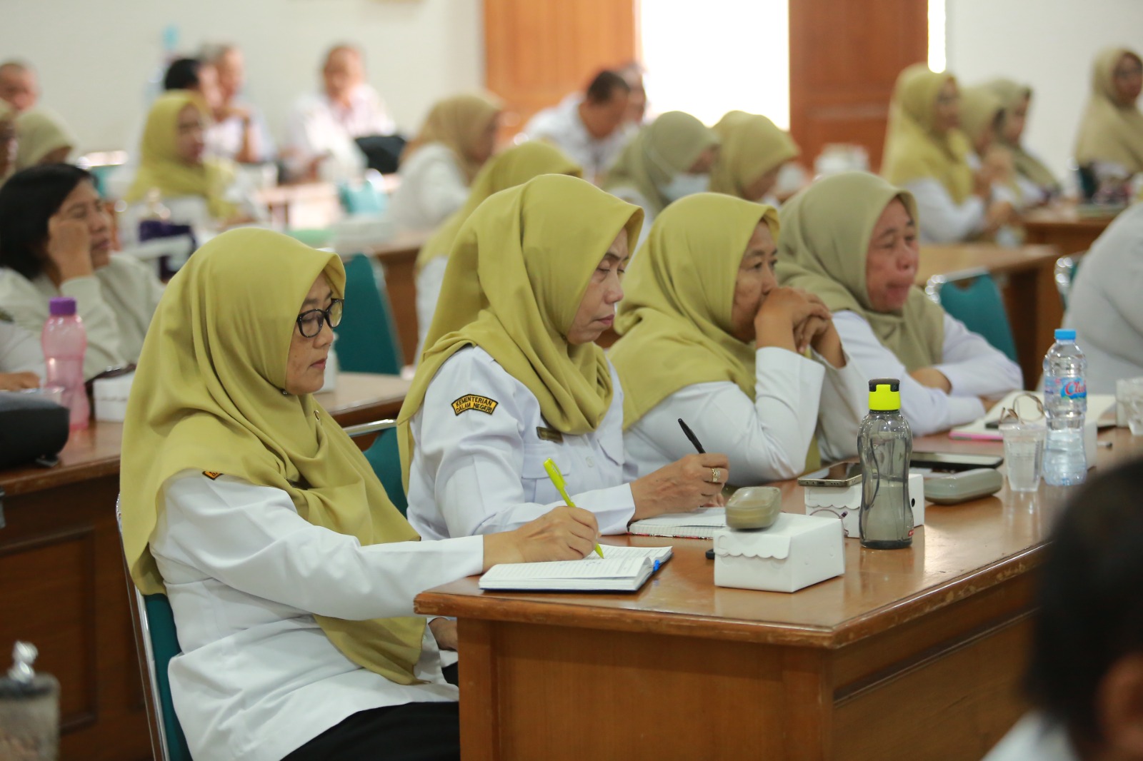 PENGABDIAN TERAKHIR: Puluhan PNS Pemkot Madiun yang masuk purnatugas tahun ini mendapat pembekalan dari BKPSDM di Gedung Diklat, kemarin (11/2). BAGAS BIMANTARA/RADAR MADIUN