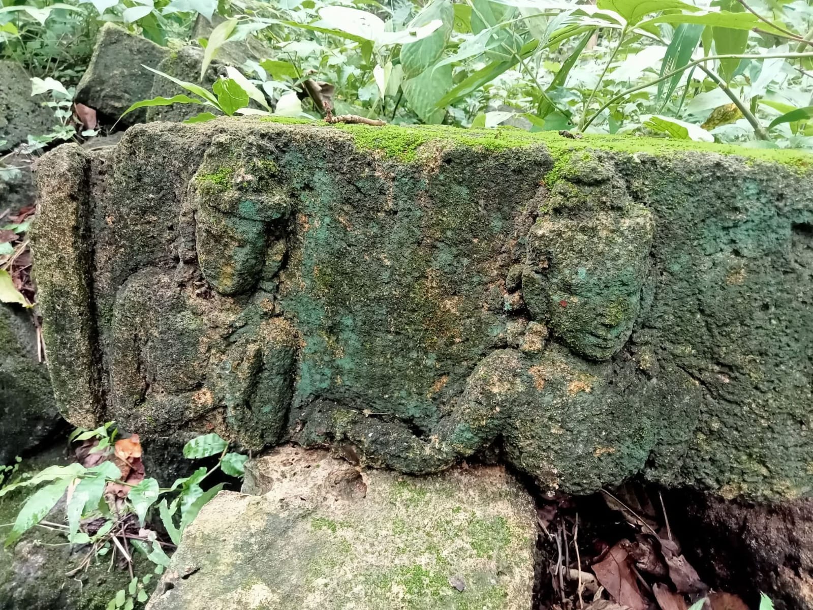 DIDUGA CANDI: Salah satu fragmen batu yang ditemukan di tengah hutan Kecamatan Karanganyar, Ngawi, diduga bagian struktur candi. ASEP SYAEFUL/RADAR NGAWI
